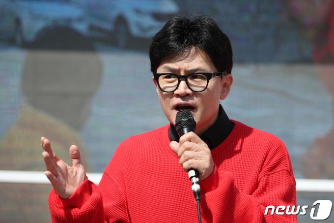 한동훈 국민의힘 총괄선거대책위원장이 7일 대전시 유성구 노은역 광장에서 열린 ‘국민의힘으로 대전살리기' 지원유세에서 대전시 후보들의 지지를 호소하고 있다. 2024.4.7/뉴스1 ⓒ News1 이승배 기자