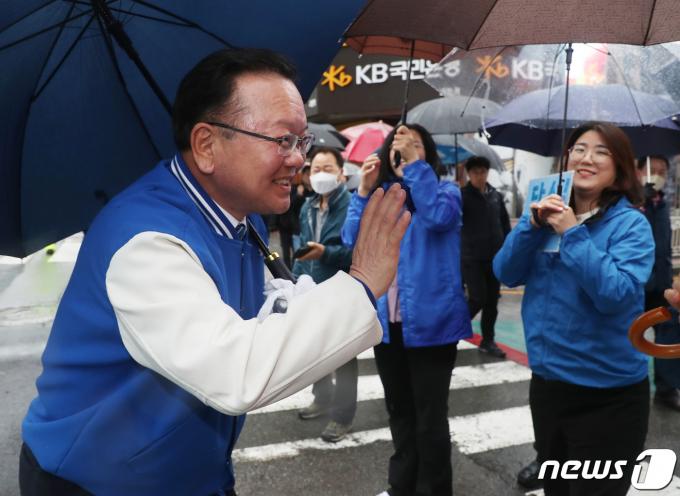 김부겸 더불어민주당 상임공동선거대책위원장이 3일 오후 부산 사하구 괴정골목시장 앞에서 시민들에게 최인호 사하갑 후보 지지를 호소하고 있다./뉴스1 ⓒ News1 윤일지 기자