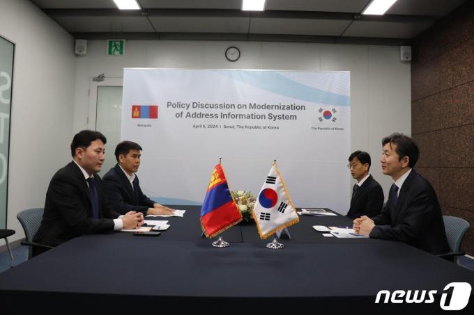 행안부와 몽골 토지행정청이 한국형 주소체계 도입을 논의하는 모습. (행안부 제공)ⓒ 뉴스1
