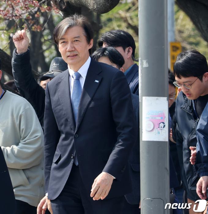 [사진] 여의도 한강시민공원 찾은 조국 대표