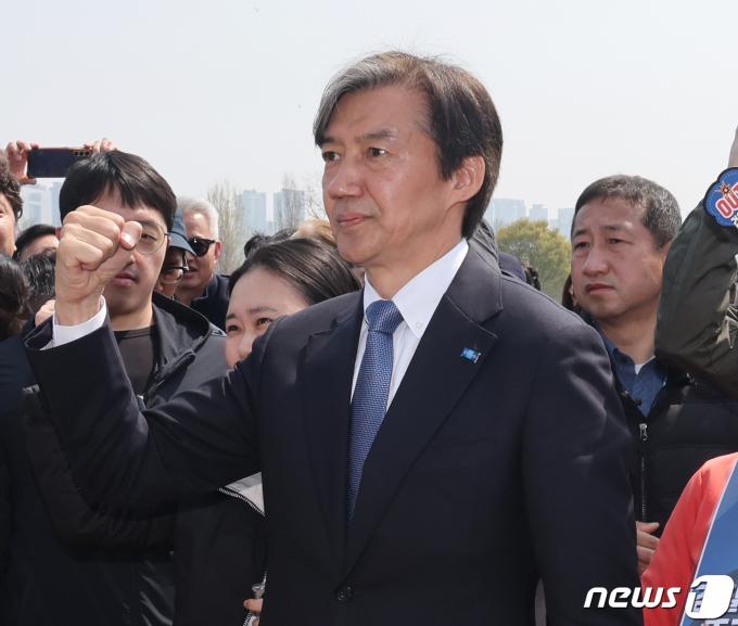 [사진] 조국 대표 '주먹 불끈'