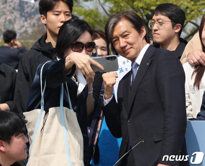 [사진] 조국 대표, 시민들과 함께