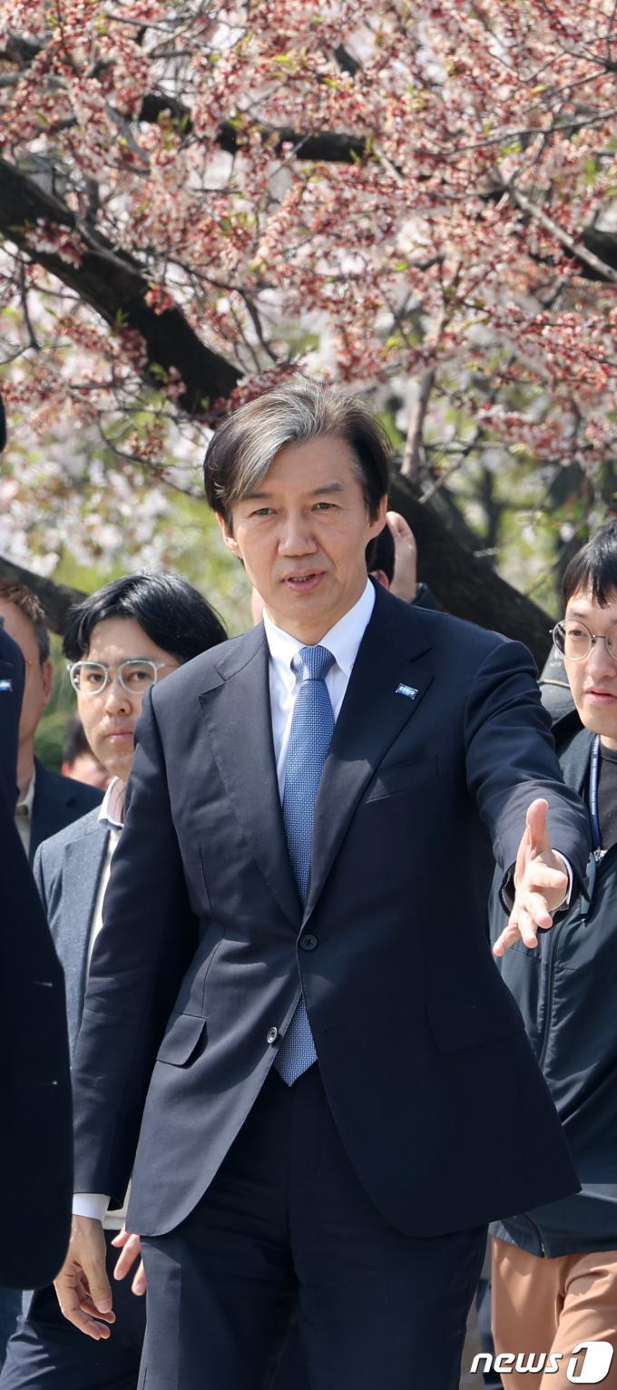 [사진] 여의도 한강시민공원 찾은 조국 대표