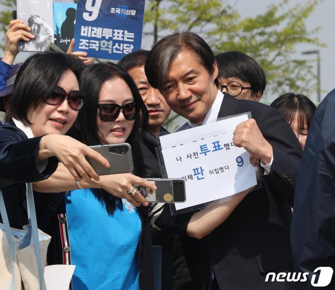 [사진] 조국 대표 '시민들과 함께'