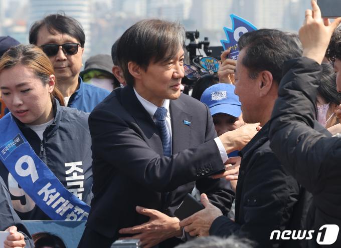 [사진] 시민들과 인사 나누는 조국 대표