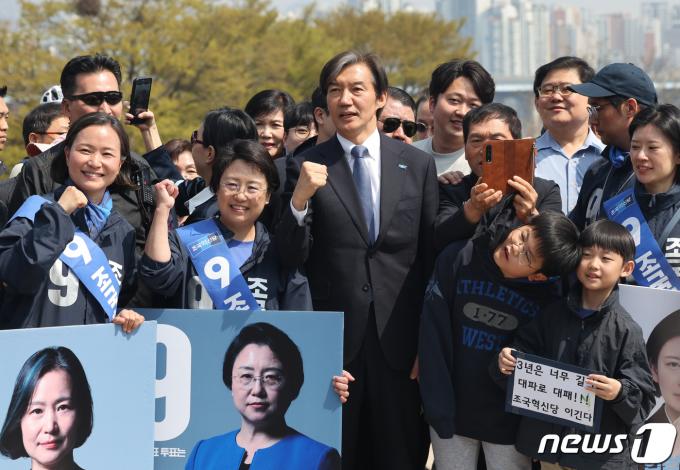 [사진] 조국 대표, 여의도 한강공원에서 시민들과 함께
