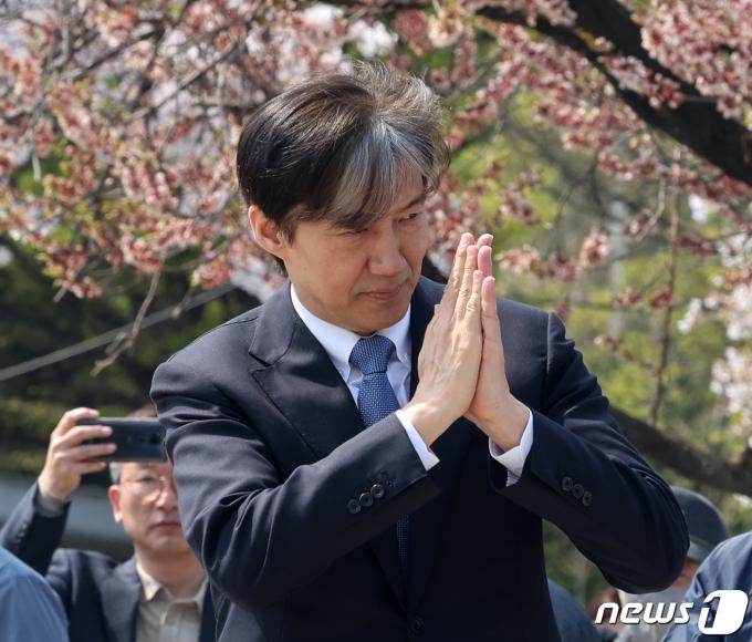 [사진] 조국 대표 '합장 인사'