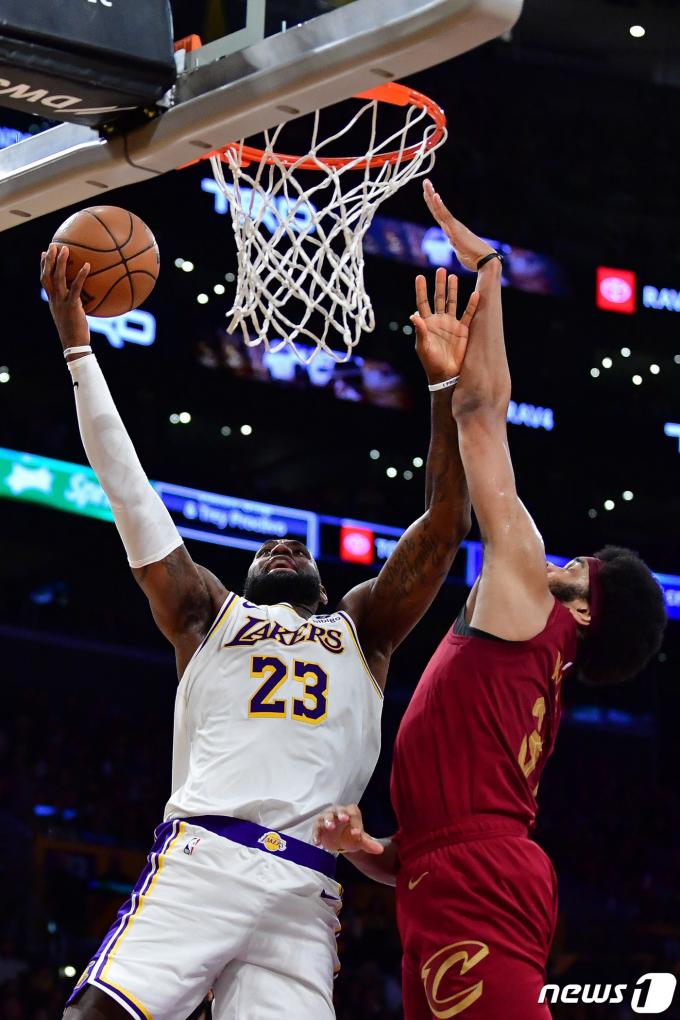 LA 레이커스 르브론 제임스(왼쪽)가 7일(한국시간) 열린 2023-24 NBA 정규리그 클리블랜드 캐벌리어스전에서 24점 5리바운드 12어시스트를 기록하며 팀의 4연승을 견인했다. ⓒ 로이터=뉴스1