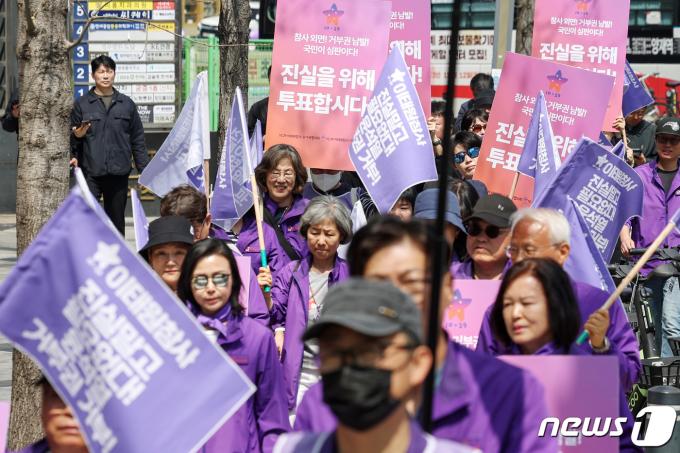[사진] 이태원참사 유가족들 '진실을 위해 투표'