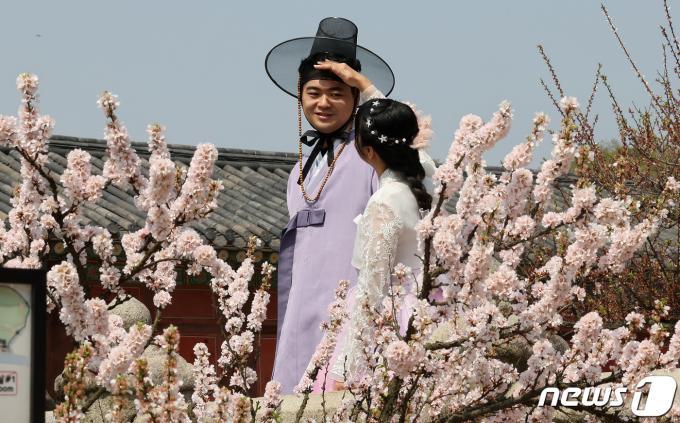 [사진] 고궁에서 즐기는 '한복 산책'