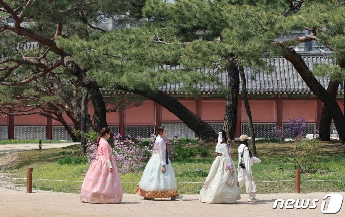 [사진] '한복을 입고'
