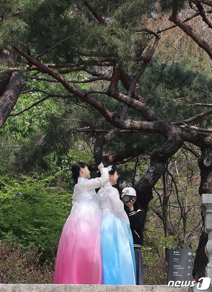 [사진] '한복 곱게 차려입고'