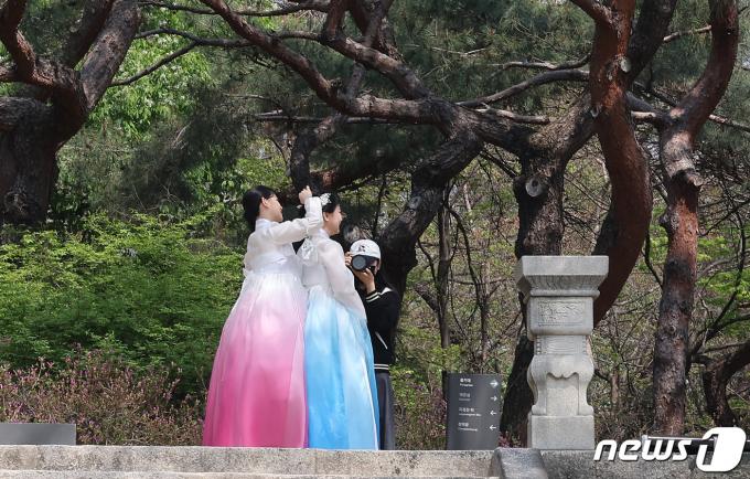 [사진] '한복 곱게 차려입고'