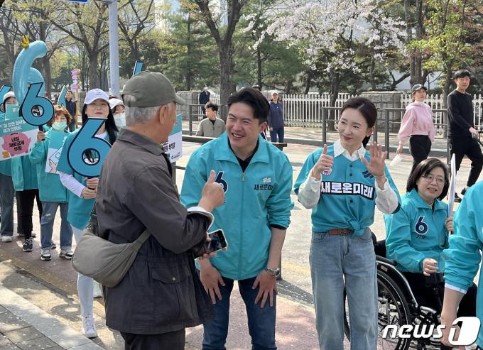 [사진] 시민들 만나는 오영환 선대위원장