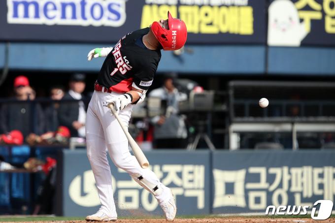 31일 서울 송파구 잠실야구장에서 열린 프로야구 '2024 신한 SOL 뱅크 KBO리그' KIA 타이거즈와 두산 베어스의 경기에서 7회초 KIA 공격 1사 주자 2,3루 상황 박찬호가 몸에 공을 맞고 있다. 2024.3.31/뉴스1 ⓒ News1 이승배 기자