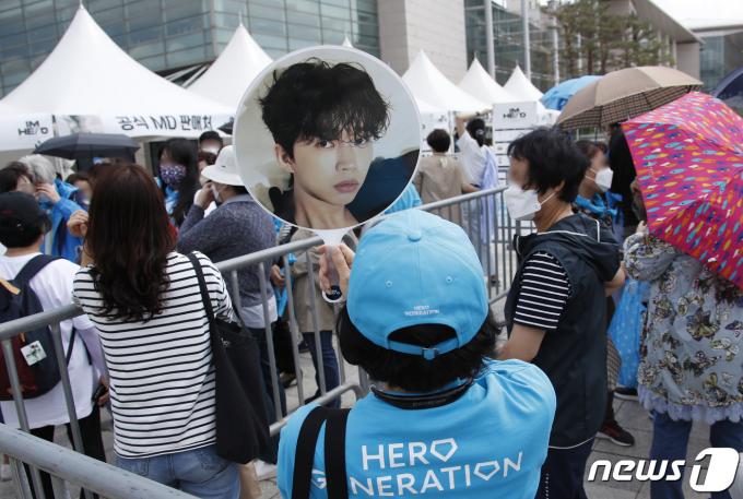 6일 오후 경기도 고양시 일산 킨텍스에서 열리는 가수 임영웅의 전국투어 '아임 히어로'(IM HERO) 콘서트장을 찾은 팬들이 임영웅 앨범을 사기 위해 줄을 서 있다. 2022.5.6/뉴스1 ⓒ News1 권현진 기자