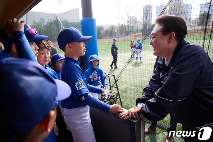 윤석열 대통령이 6일 오후 용산어린이정원을 깜짝 방문해 초등학교 야구단을 격려하고 있다. (대통령실 제공) 2024.4.6/뉴스1 ⓒ News1 안은나 기자