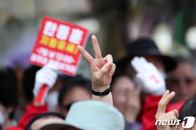 [사진] 지지 보내는 유권자들