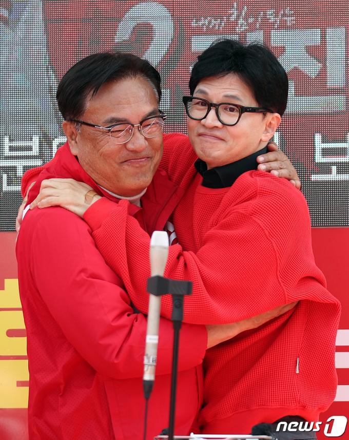 [사진] 정진석 후보와 포옹하는 한동훈
