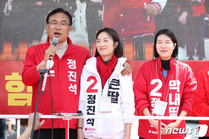 [사진] 정진숙 후보 '딸들과 함께 지지 호소'
