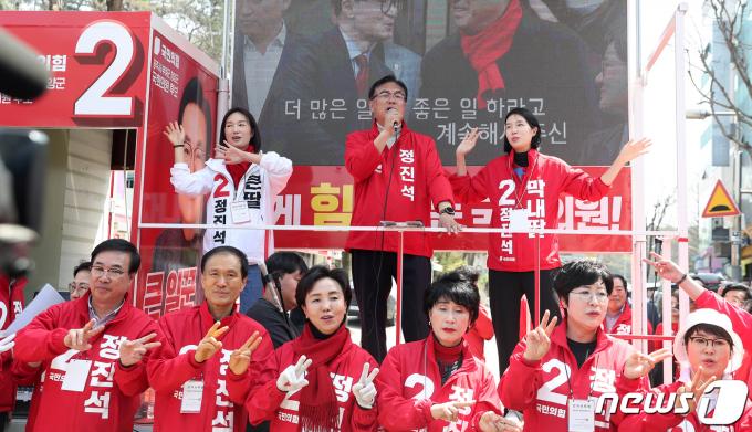 [사진] 딸들과 함께 지지 호소하는 정진석 후보