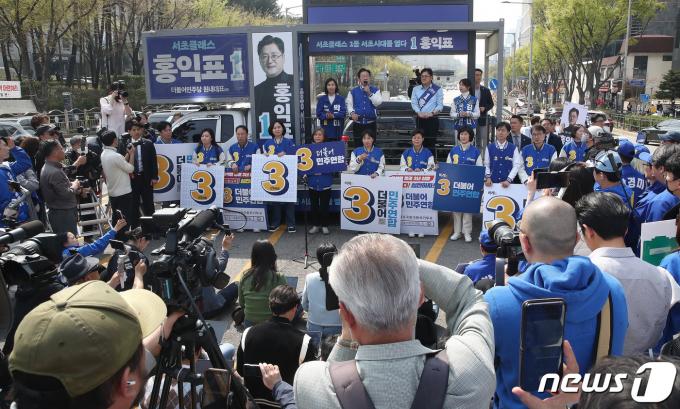 [사진] 서울 서초구 찾은 이재명 대표