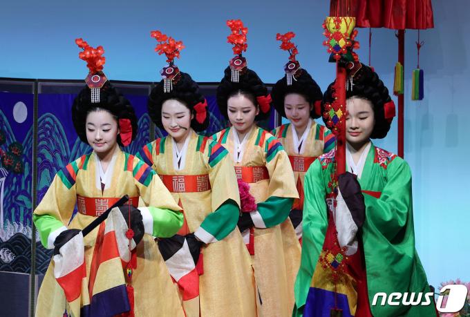 [사진] '역사 속 왕실의 춤'