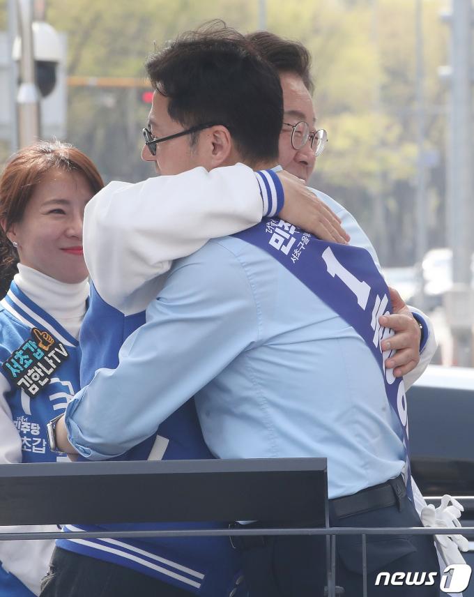 [사진] 포옹하는 이재명·홍익표
