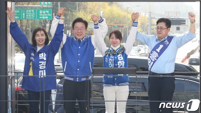 [사진] 이재명 대표 '김한나·홍익표·박경미와 함께'