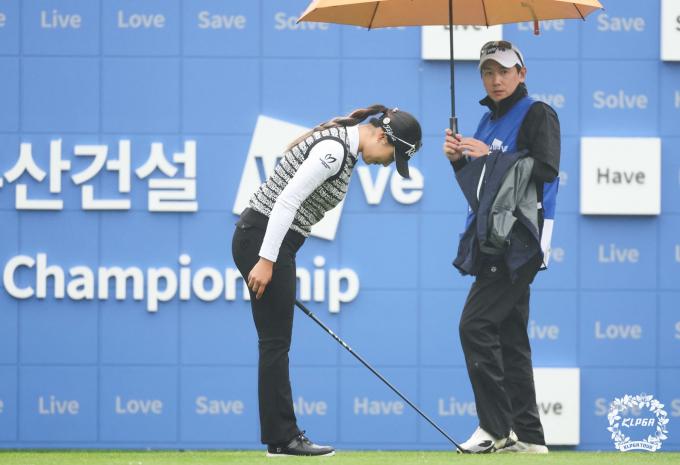징계 복귀 후 처음으로 팬들에게 인사한 윤이나. (KLPGT 제공) 2024.4.4/뉴스1