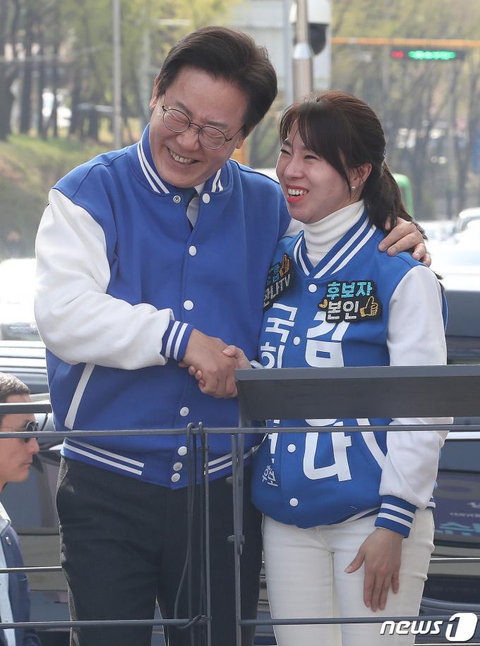 [사진] 김한나 후보 격려하는 이재명 대표
