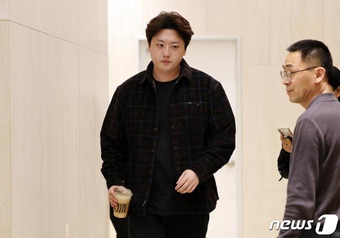 [사진] 의협 비대위 참석하는 박단 대전협 비대위원장