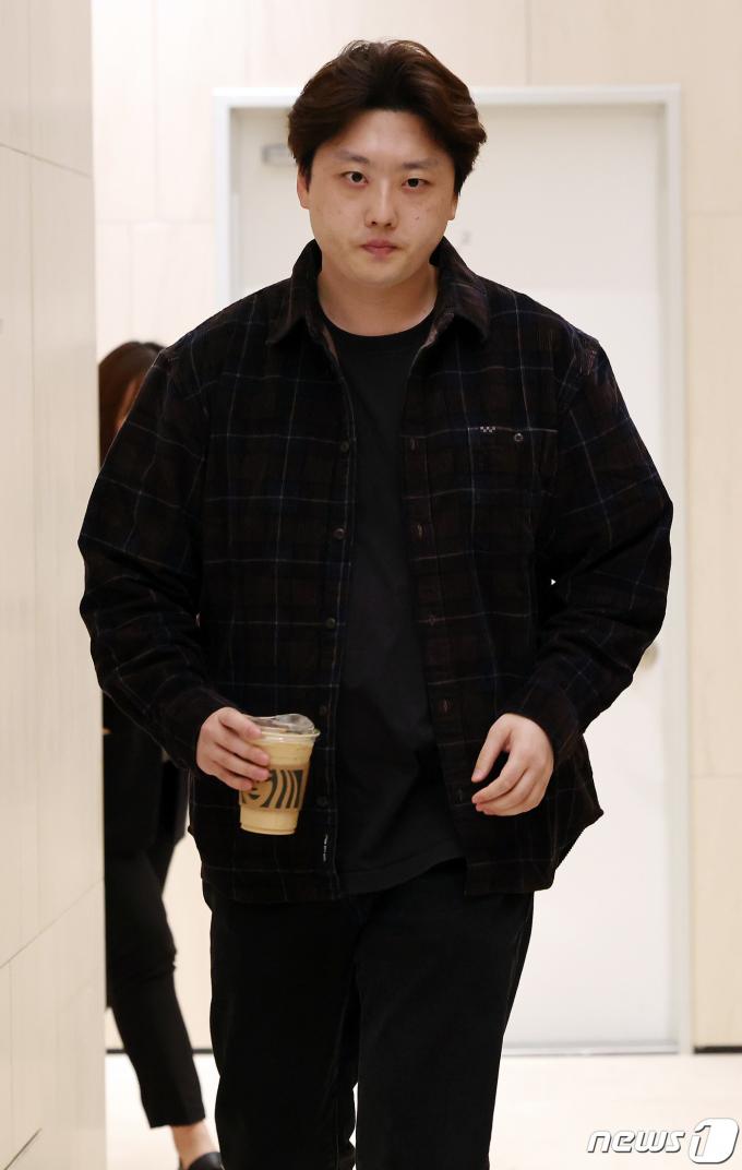 [사진] '의협 비대위 참석하는 박단 대전협 비대위원장'