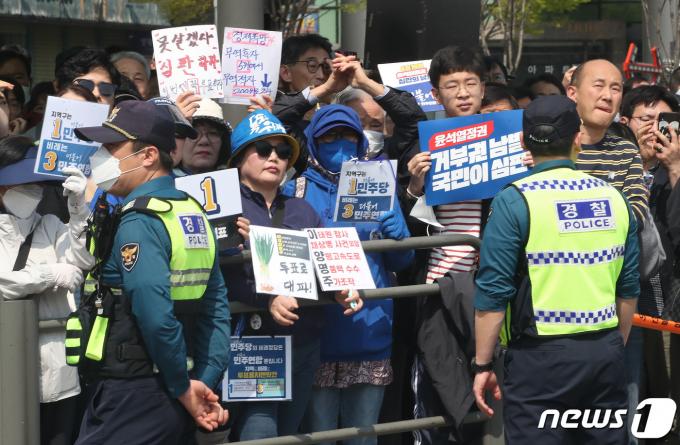 [사진] 이재명 대표 지원유세 경청하는 지지자들