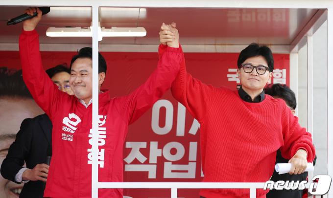 [사진] 한동훈 위원장 '장동혁 후보 손 잡고'