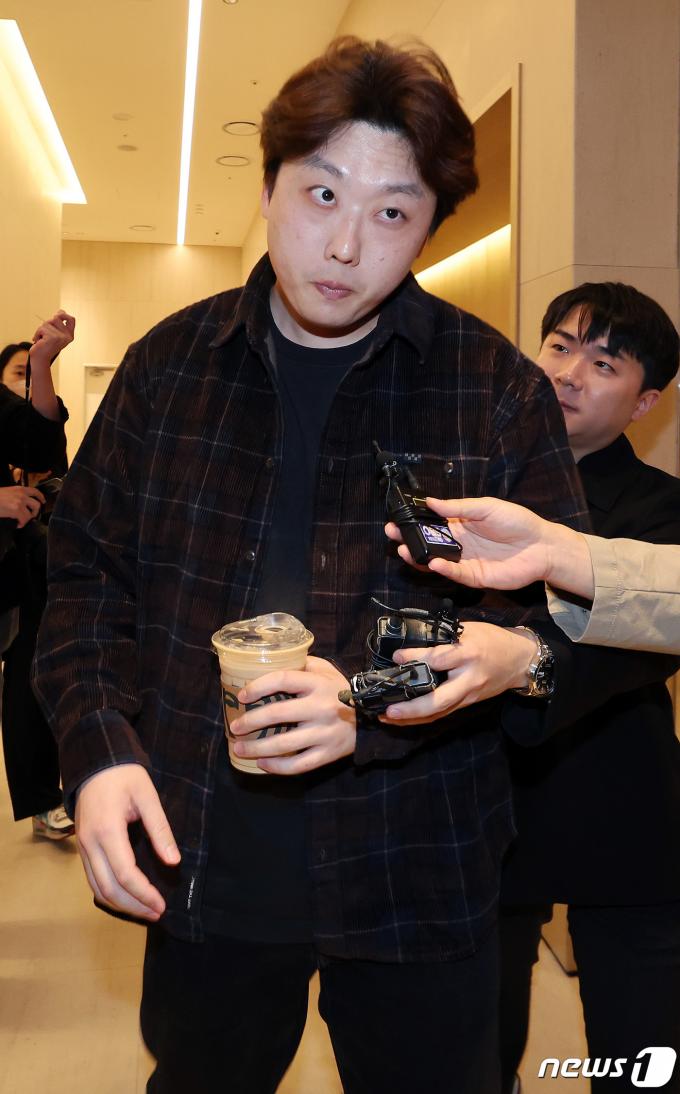 [사진] '박단 대전협 비대위원장, 의협 비대위 회의 참석'