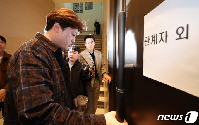 [사진] 박단 대한전공의협의회 비상대책위원장, 의협 비대위 회의 참석