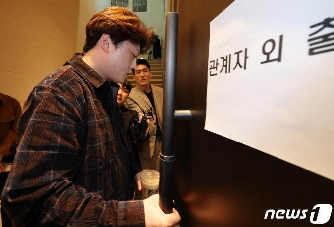 [사진] 회의실 향하는 박단 대전협 비대위원장