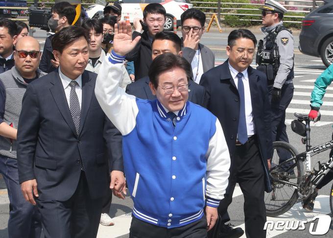 [사진] 시민들 향해 인사하는 이재명 대표