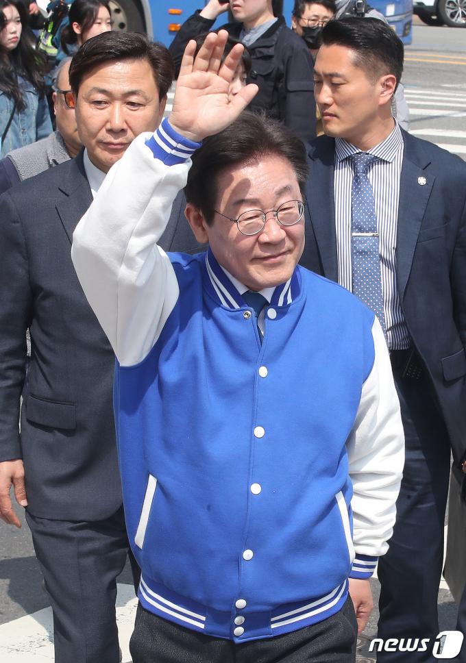[사진] 손 흔드는 이재명 대표