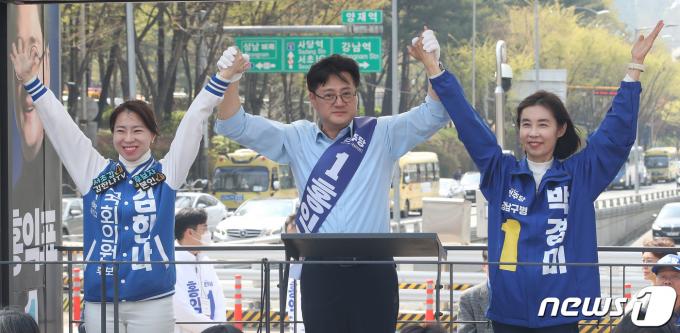 [사진] 지지 호소하는 김한나·홍익표·박경미