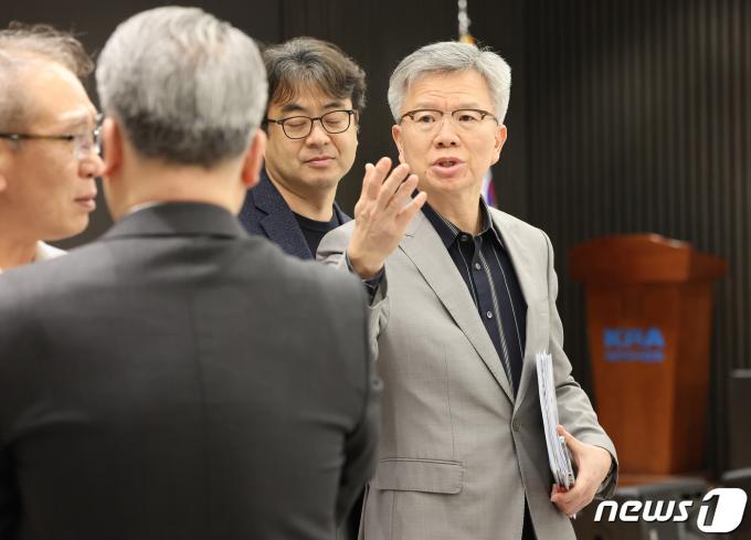 [사진] 비대위 회의 참석해 관계자들과 대화 나누는 김택우 의협 비상대책위원장