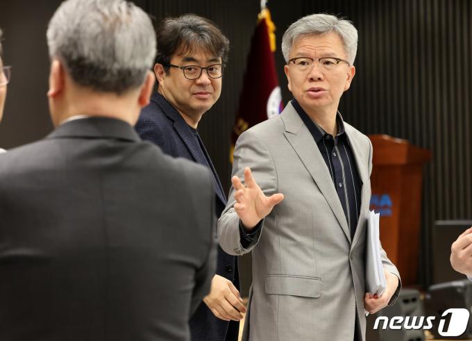 [사진] 김택우 의협 비상대책위원장, 비대위 회의 참석