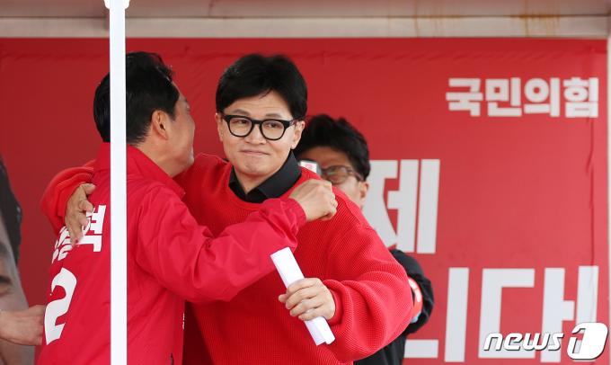 한동훈 국민의힘 총괄선거대책위원장이 7일 충남 서천군 서천특화시장에서 열린 ‘국민의힘으로 보령 서천살리기’ 지원유세에서 장동혁(충남 보령시서천군) 후보와 포옹하고 있다. 2024.4.7/뉴스1 ⓒ News1 이승배 기자