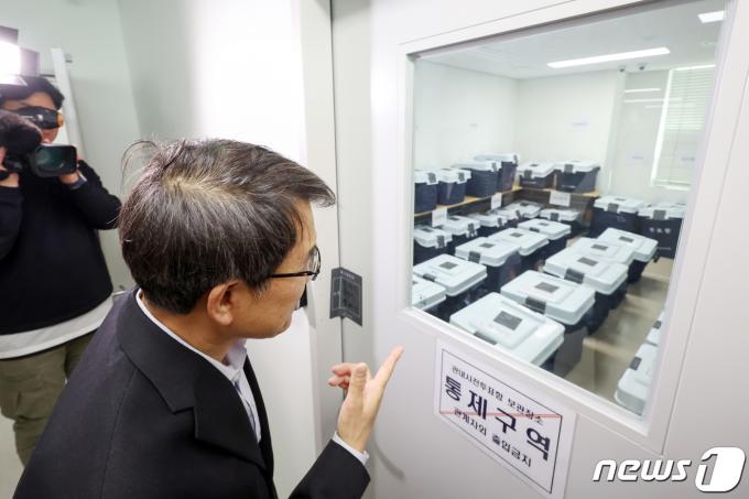 [사진] 사전투표함 보관 상황 살피는 노태악 중앙선관위원장