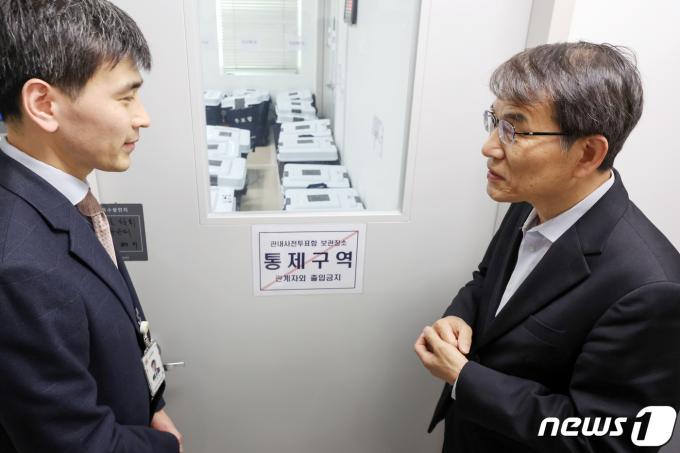 [사진] 사전투표함 보관 상황 점검 나선 노태악 중앙선관위원장