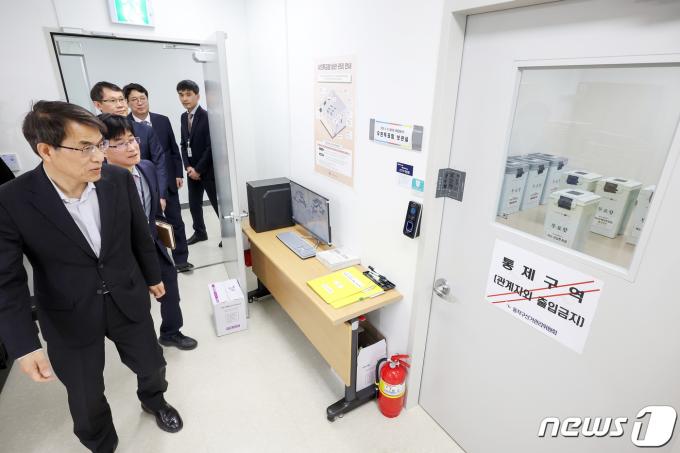 [사진] 사전투표함 보관 상황 점검하는 노태악 중앙선관위원장