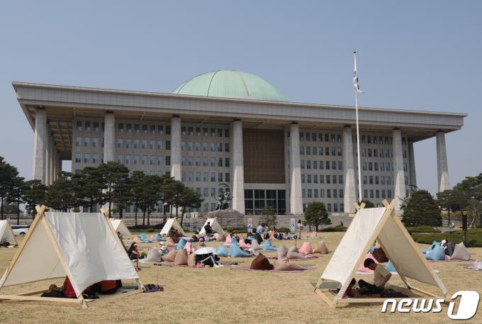 [사진] 제22대 총선 D-3, 국회서 휴식을