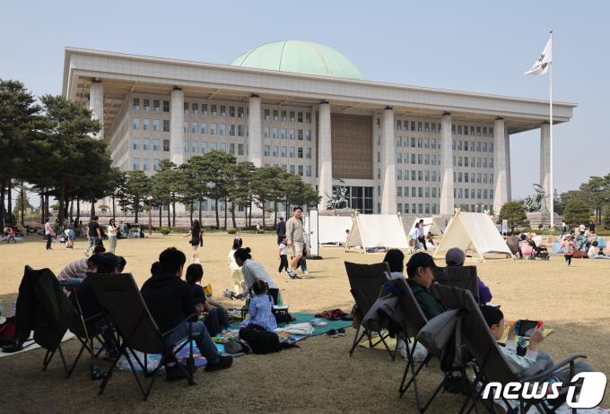 [사진] 제22대 총선 D-3, 국회서 휴식을
