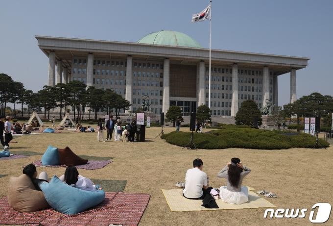 [사진] '총선 관전?'